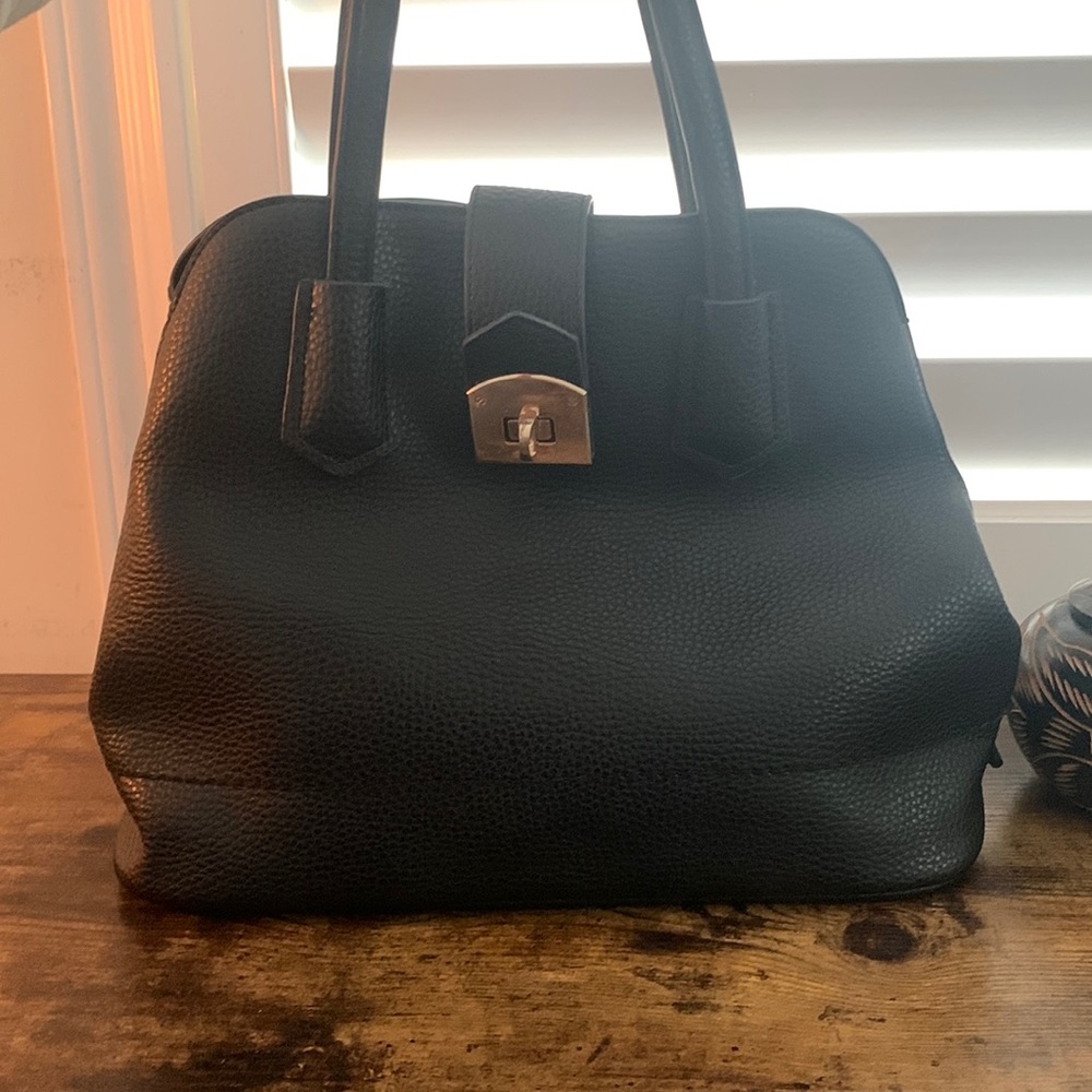 La Diva, classic black handbag